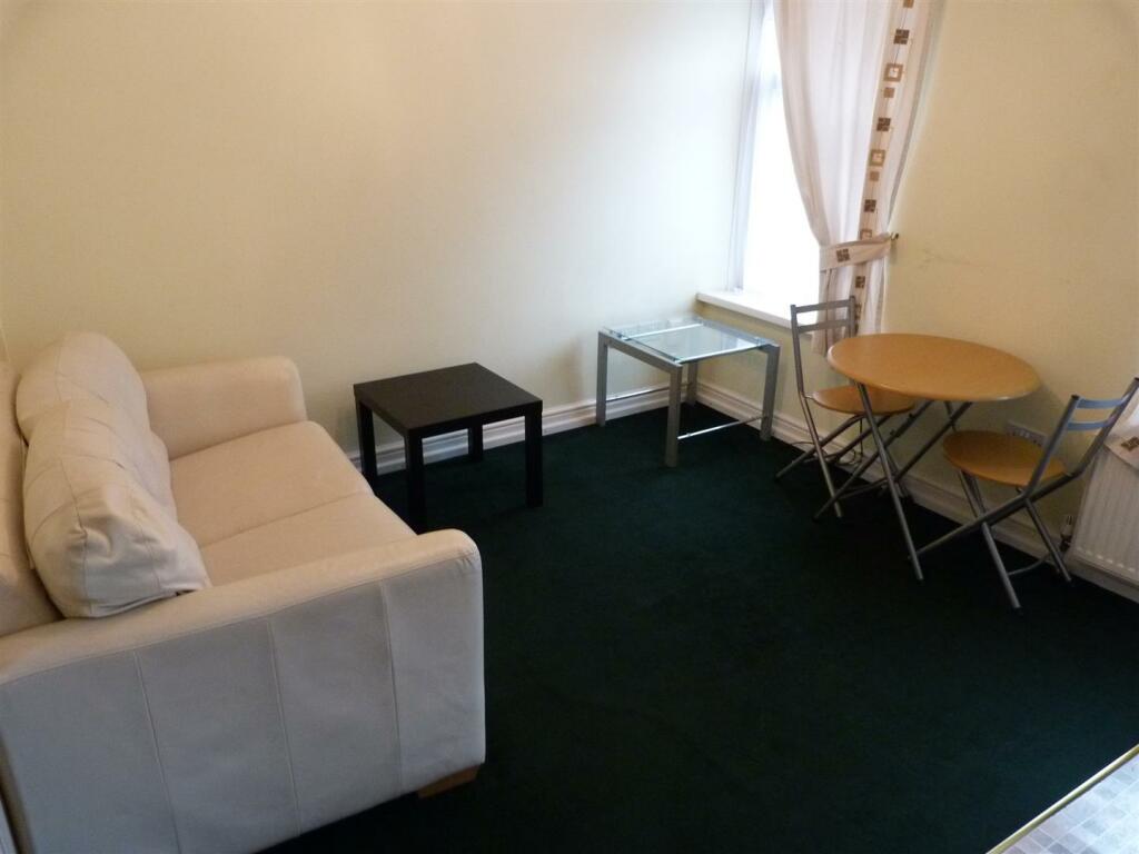 1 bedroom flat for rent in Allensbank Road, Heath, ( 1 Bed ), F/F Flat, CF14