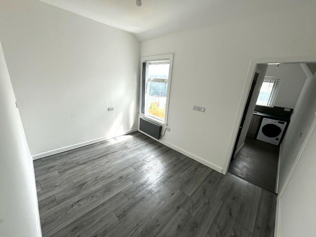 Studio flat for rent in Foleshill Road, Coventry, West Midlands, CV6