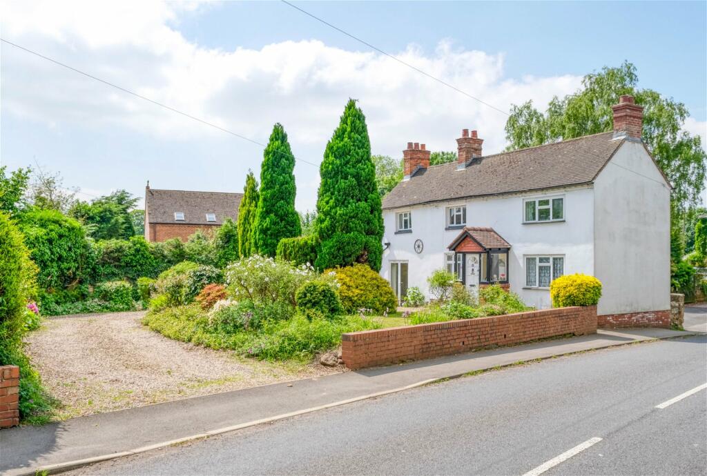 3 bedroom detached house for sale in Alcester Road, Finstall