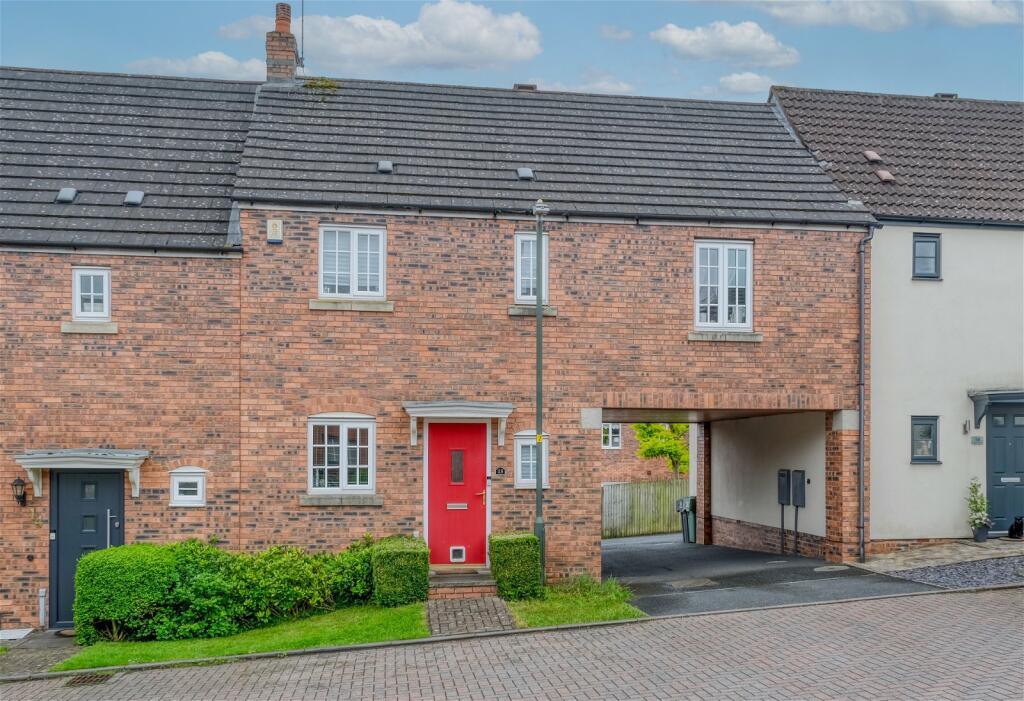 3 bedroom terraced house for sale in Garrick Road, The Oakalls