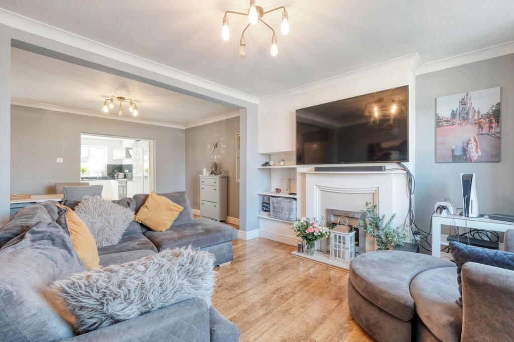 Main image of property: 82 Kingswood Road, Northfield, Birmingham, B31 4RT