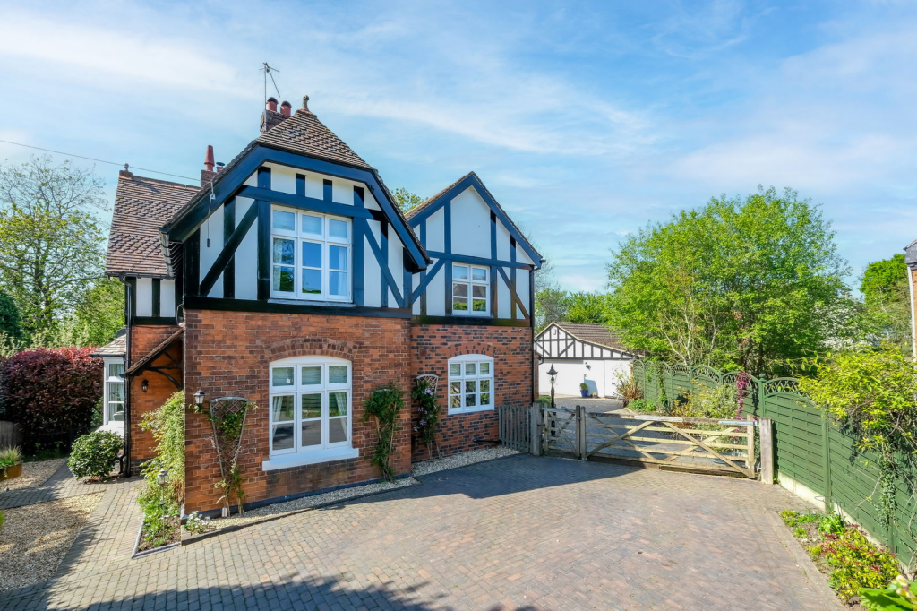 Main image of property: Alcester Road, Burcot, Bromsgrove, B60 1PW