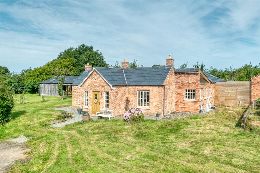 7 bedroom detached house for sale in Whinfield Road, Dodford