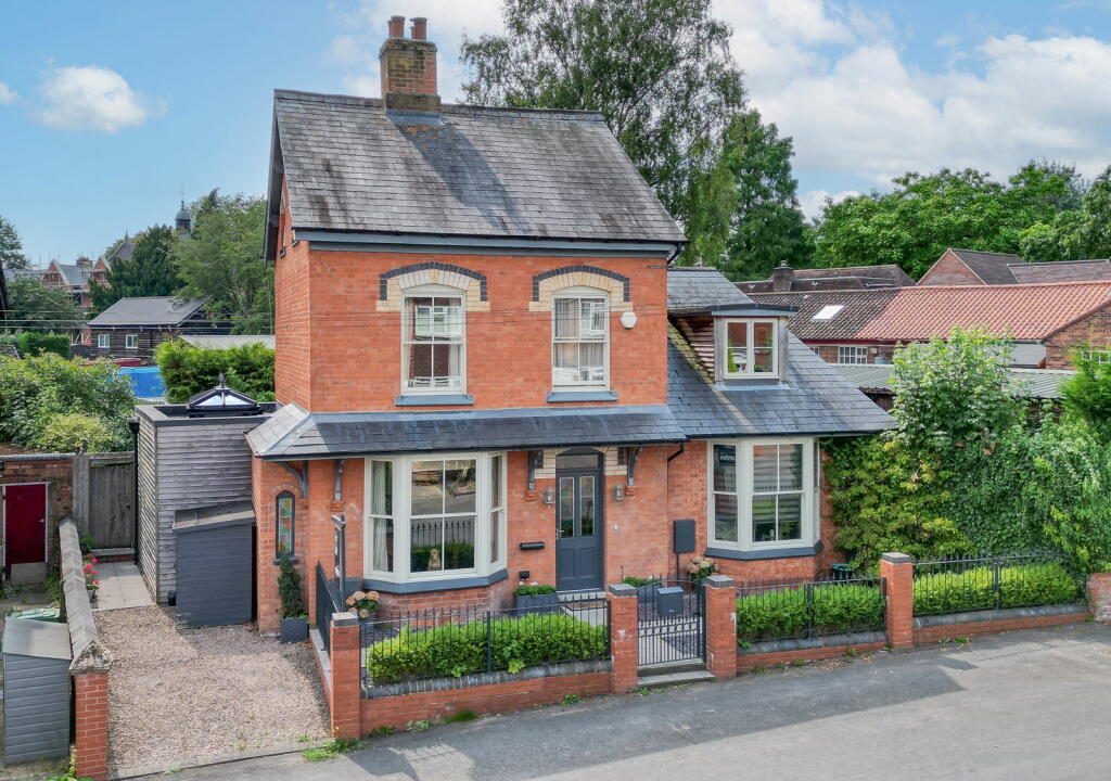 4 bedroom detached house for sale in Old Station Road, Bromsgrove, B60