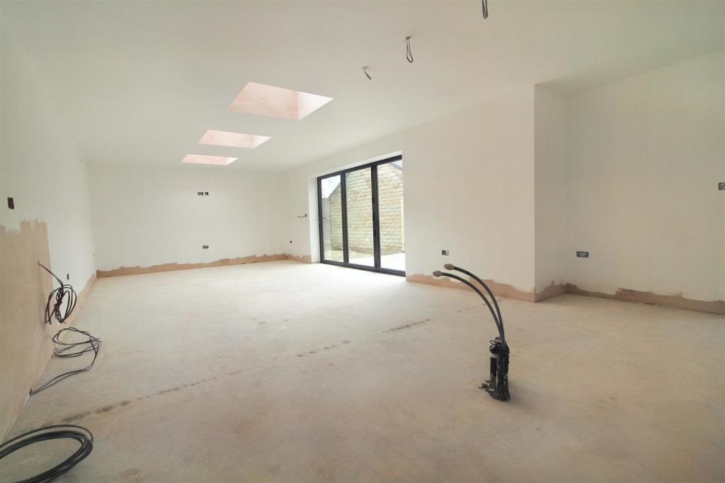 4 bedroom detached house for sale in New Lane, Skelmanthorpe