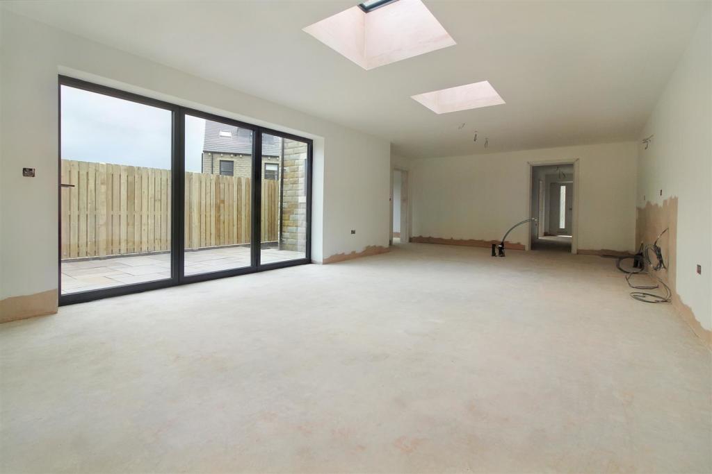 4 bedroom detached house for sale in New Lane, Skelmanthorpe