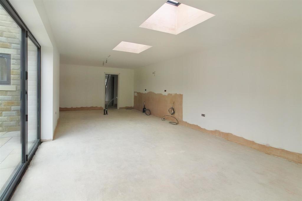 4 bedroom detached house for sale in New Lane, Skelmanthorpe