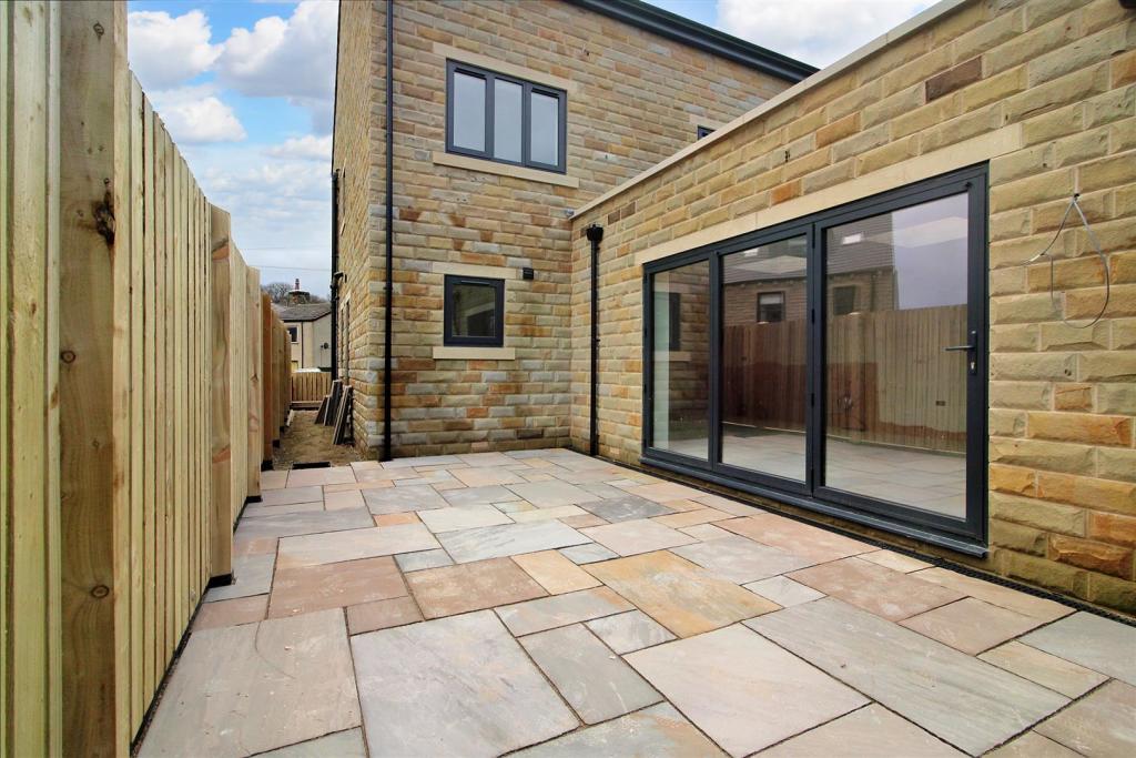 4 bedroom detached house for sale in New Lane, Skelmanthorpe