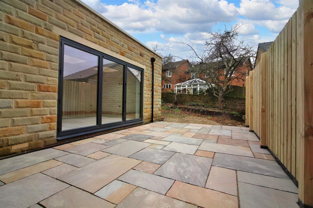 4 bedroom detached house for sale in New Lane, Skelmanthorpe