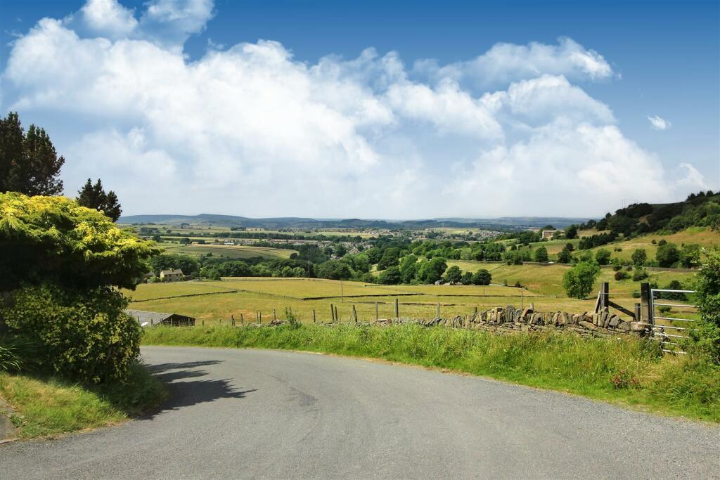 4 bedroom detached house for sale in Gatehead Lane, Hepworth, Holmfirth