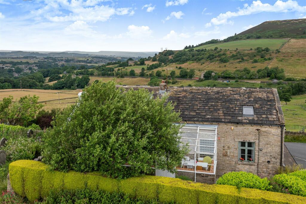 4 bedroom detached house for sale in Gatehead Lane, Hepworth, Holmfirth