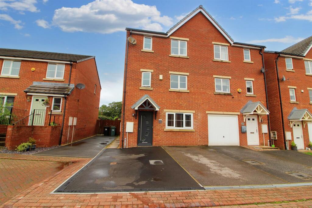 5 bedroom town house for sale in Blackthorn Way, Scissett, Huddersfield, HD8 9GU, HD8