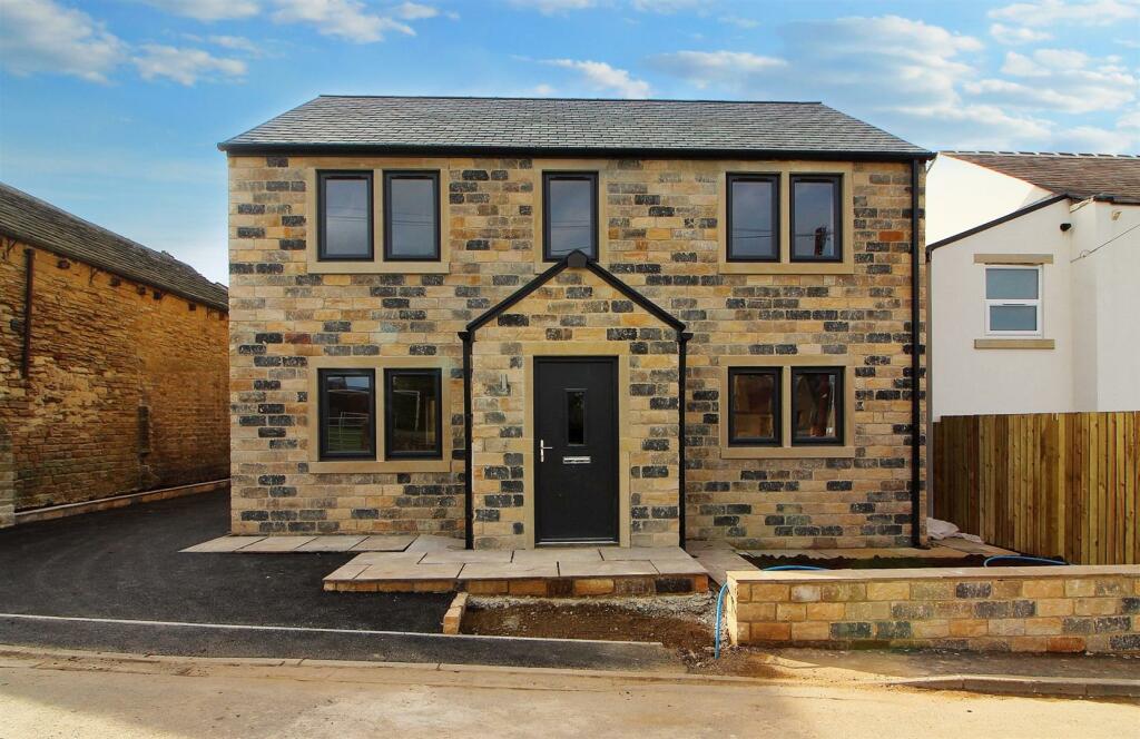 4 bedroom detached house for sale in Holmfield Road, Clayton West