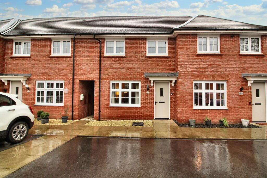 3 bedroom terraced house for sale in Heritage Court, Scissett