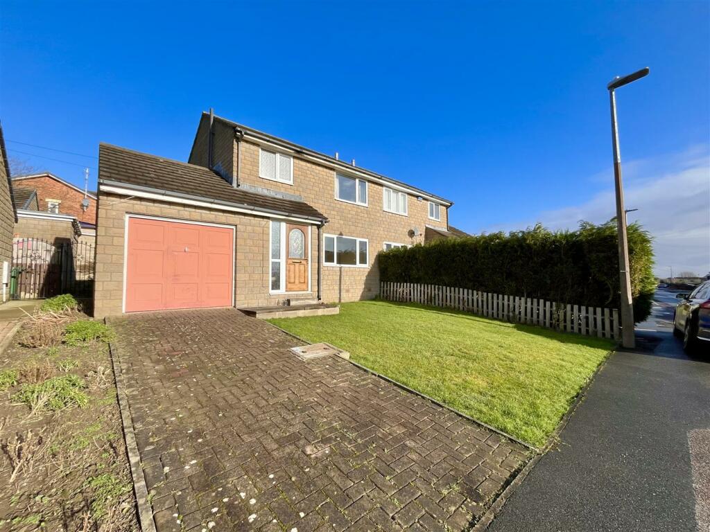 3 bedroom semidetached house for sale in Meadow View, Skelmanthorpe