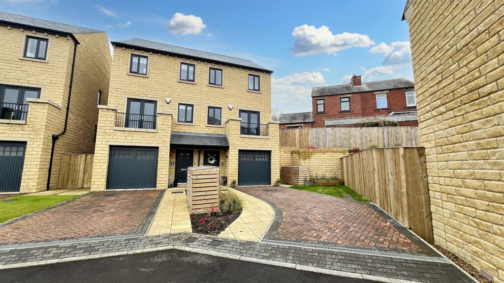 3 bedroom town house for sale in Brambles Court, Skelmanthorpe