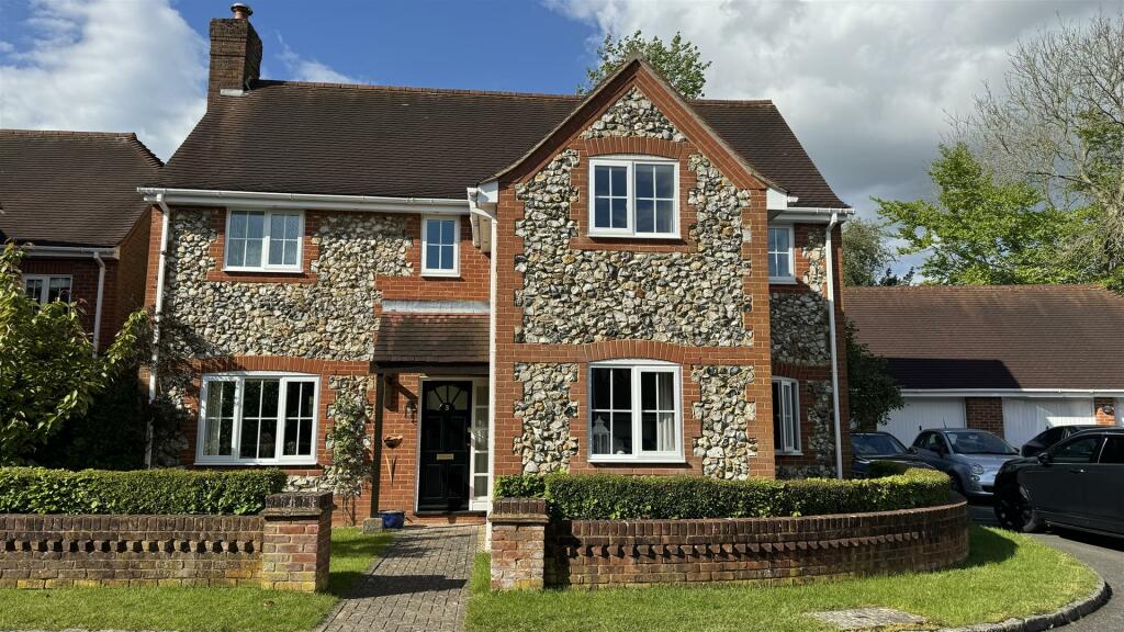 4 bedroom detached house for sale in Hambye Close, Lacey Green, HP27