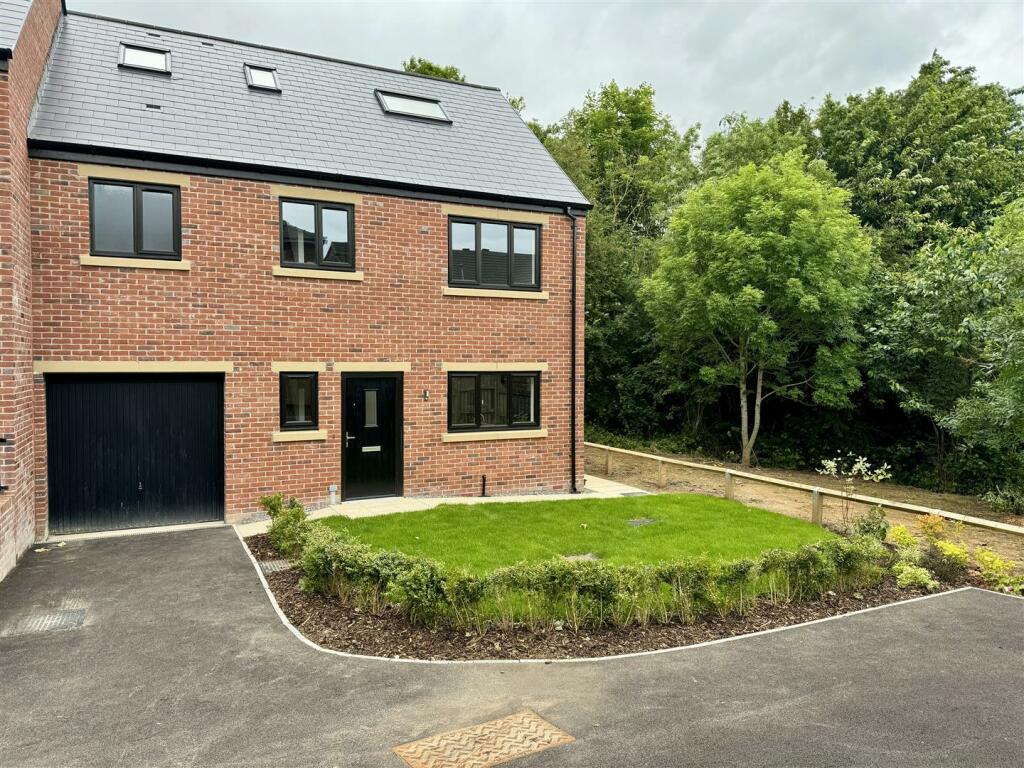 3 bedroom semidetached house for sale in Station Road, Skelmanthorpe