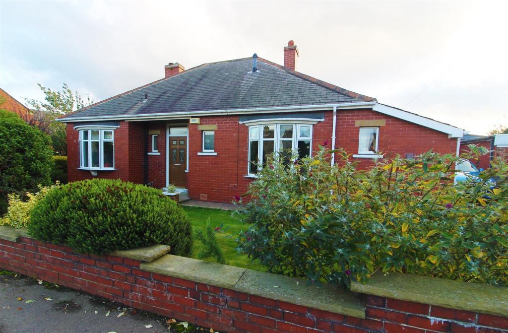 3 bedroom detached house for sale in Huddersfield Road, Skelmanthorpe