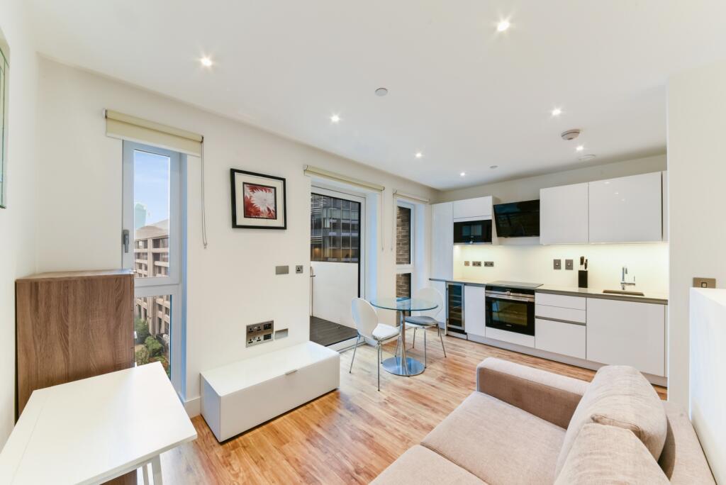 Studio flat for rent in Wiverton Tower, Aldgate Place, Aldgate E1