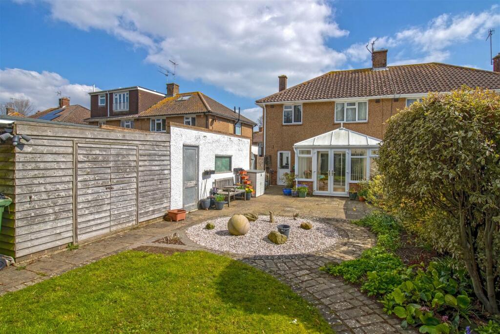 3 bedroom semidetached house for sale in Nutley Crescent, GoringBy