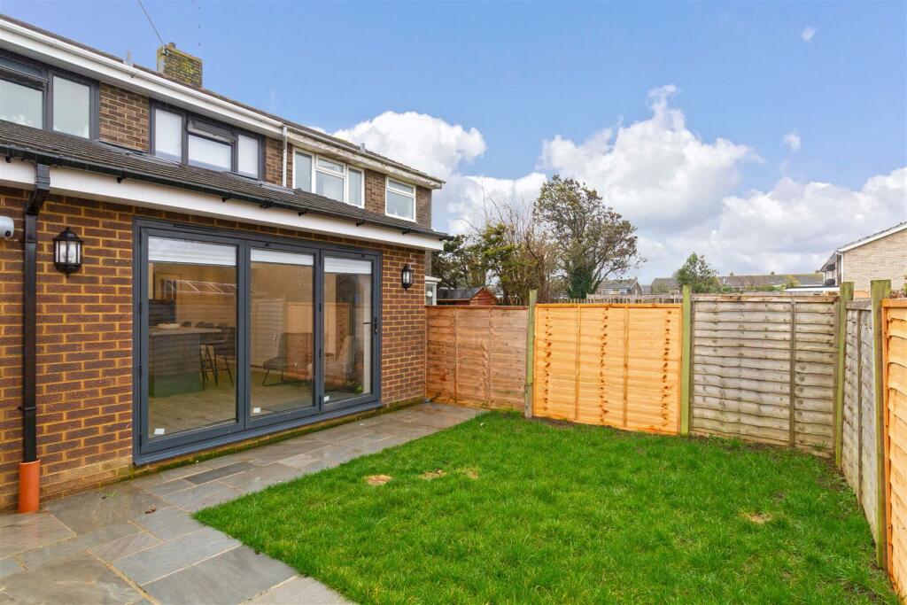 3 bedroom semidetached house for sale in Newtimber Avenue, GoringBy