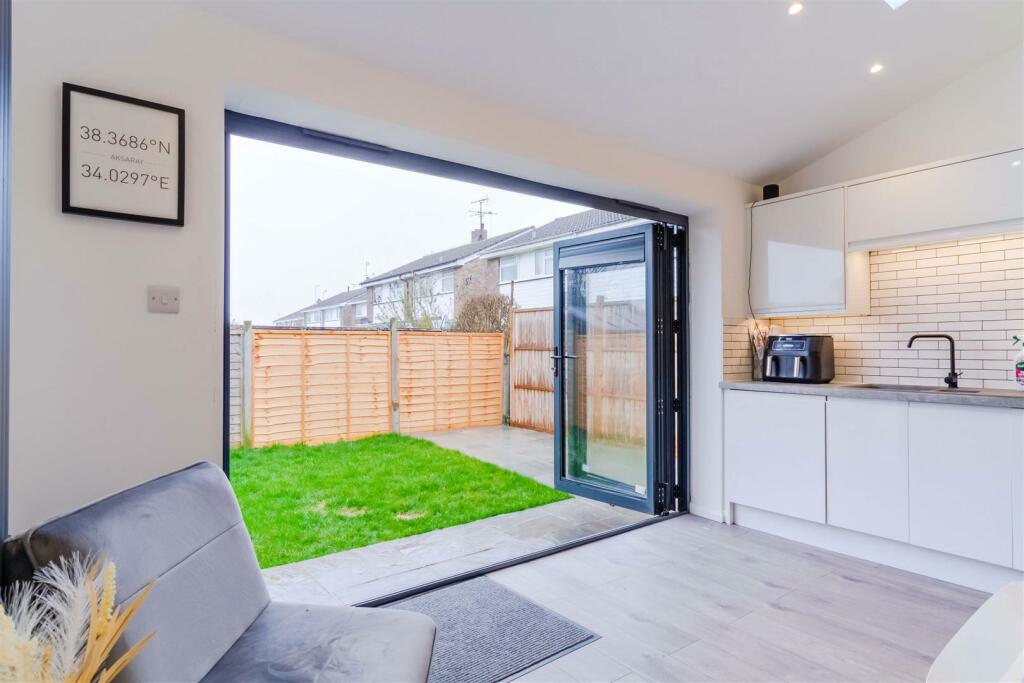 3 bedroom semidetached house for sale in Newtimber Avenue, GoringBy
