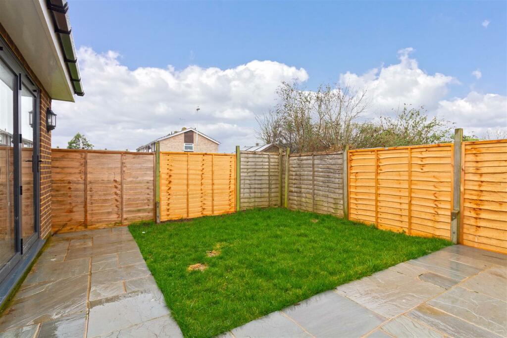 3 bedroom semidetached house for sale in Newtimber Avenue, GoringBy