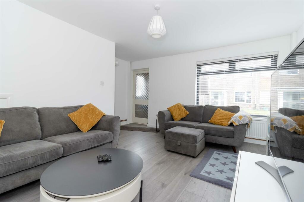 3 bedroom semidetached house for sale in Newtimber Avenue, GoringBy