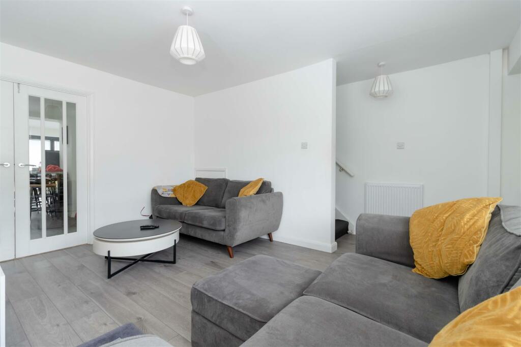 3 bedroom semidetached house for sale in Newtimber Avenue, GoringBy