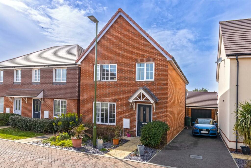 4 bedroom detached house for sale in Kilham Way, Ferring, BN12