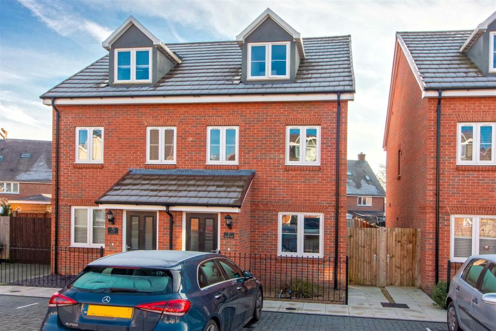 3 bedroom semidetached house for sale in Daffodil Road, Worthing, BN13