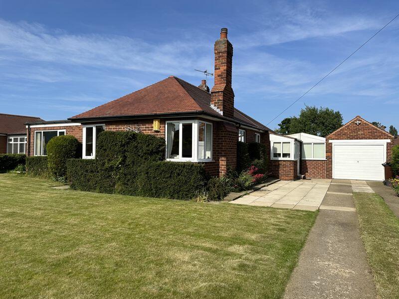 4 bedroom bungalow for sale in Maple Grove, Pontefract, WF8