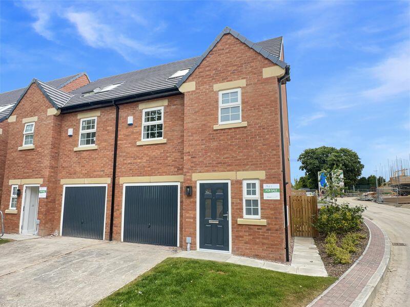 3 bedroom semidetached house for sale in Pontefract Road, Featherstone