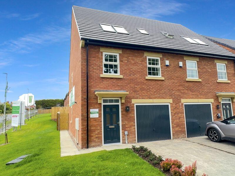 4 bedroom semidetached house for sale in Pontefract Road, Featherstone