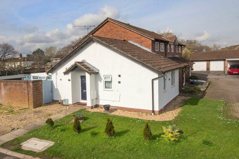 1 bedroom bungalow for sale in Marchwood, SO40