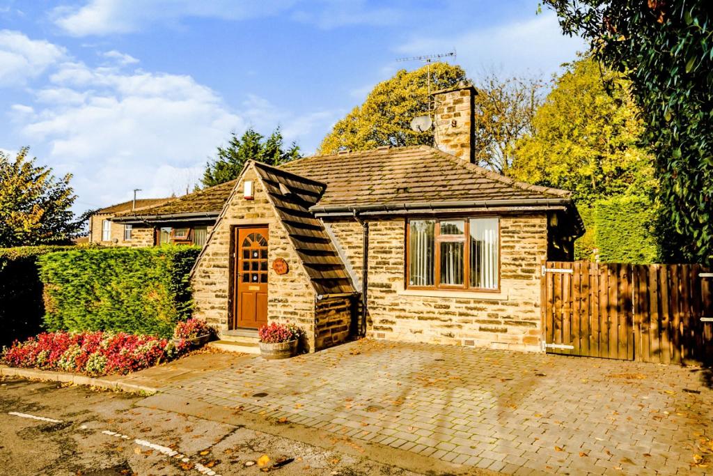 2 bedroom bungalow for sale in The Green, Ossett, WF5