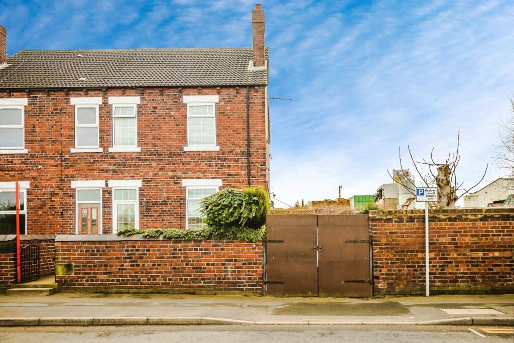 3 bedroom semidetached house for sale in Green Lane, Featherstone