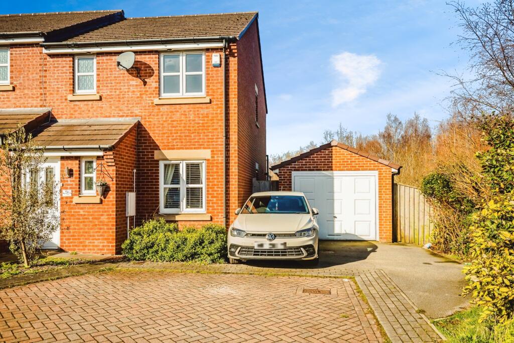 3 bedroom town house for sale in Abbey Close, East Ardsley, Wakefield
