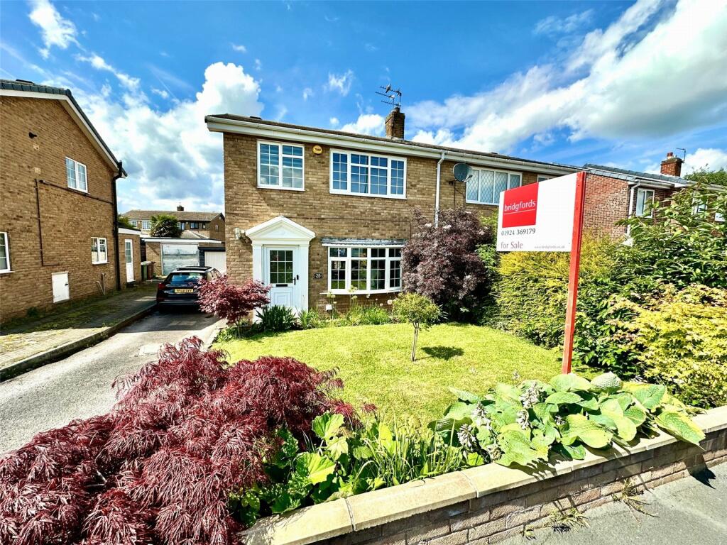 3 bedroom semidetached house for sale in Fairway, Normanton, West Yorkshire, WF6