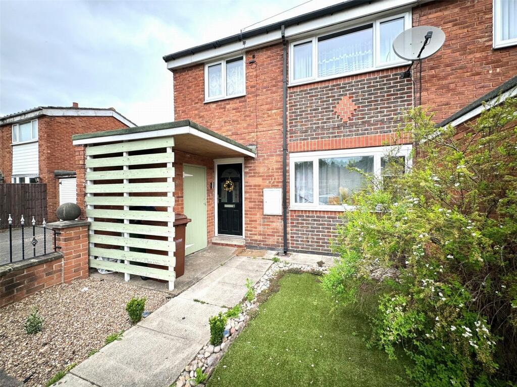 3 bedroom end of terrace house for sale in Cedar Walk, Featherstone