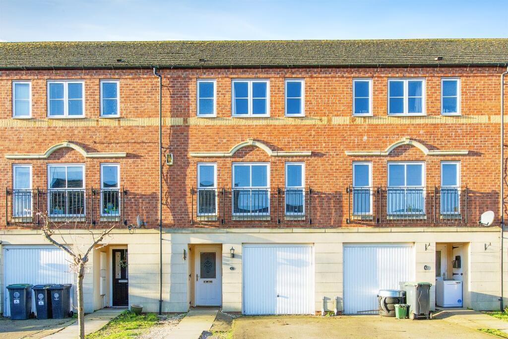 4 bedroom town house for sale in Osier Way, Thrapston, Kettering, NN14
