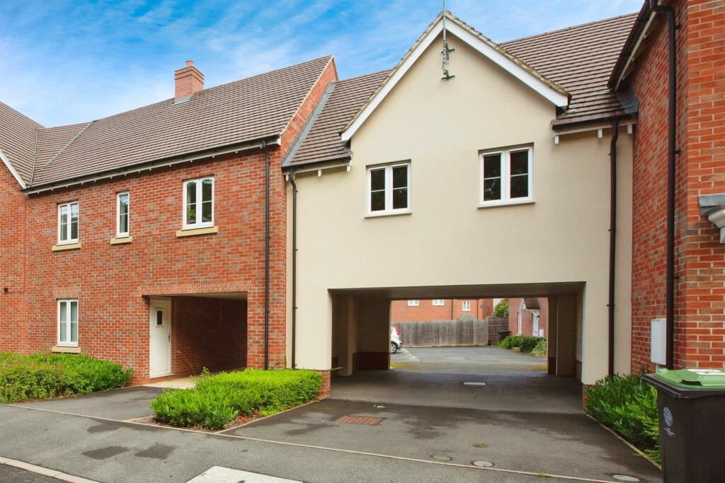 2 bedroom flat for sale in Station Road, Thrapston, Kettering, NN14