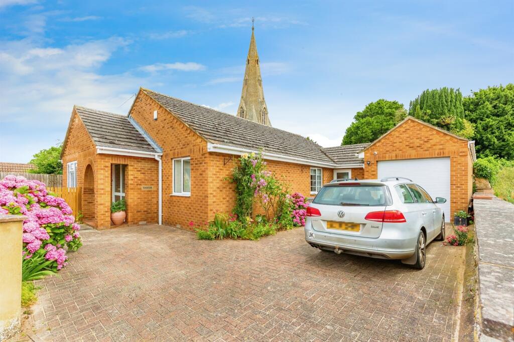2 bedroom detached bungalow for sale in Middlefield Close, Ringstead
