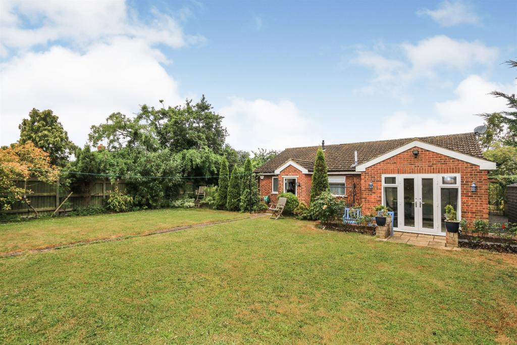 3 bedroom detached bungalow for sale in Winding Way, Thrapston