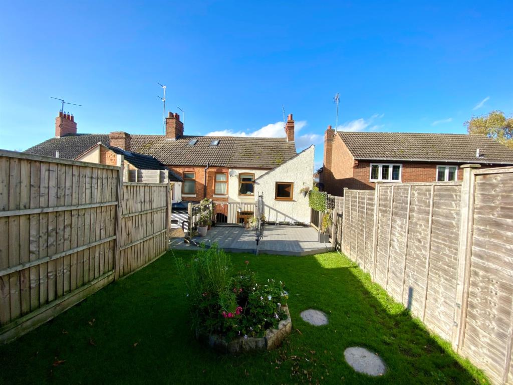 3 bedroom end of terrace house for sale in Denford Road, Ringstead