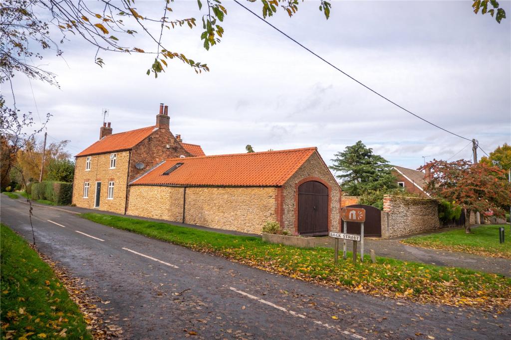 4 bedroom detached house for sale in Back Street, Alkborough