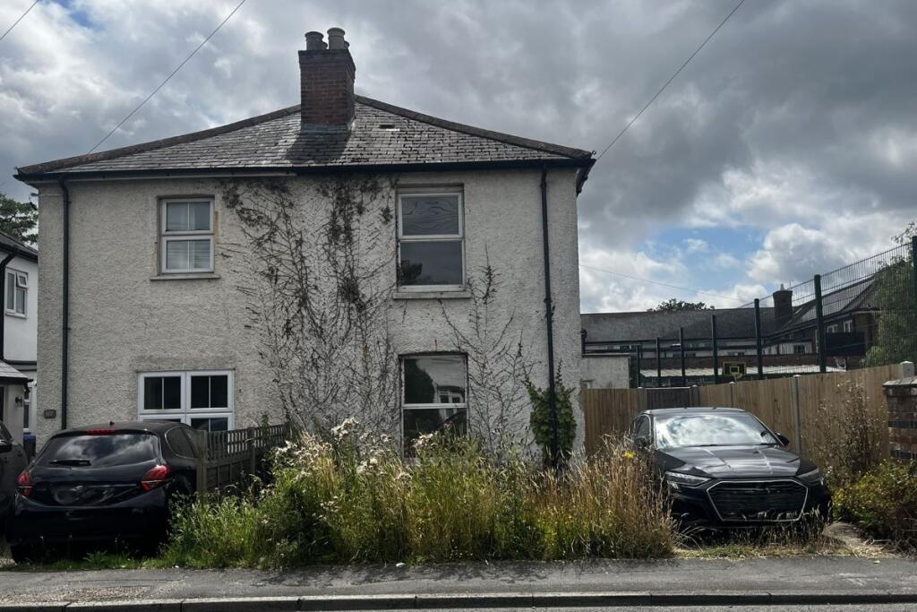 Main image of property: 124 High Street, Knaphill, Woking, Surrey, GU21 2PG