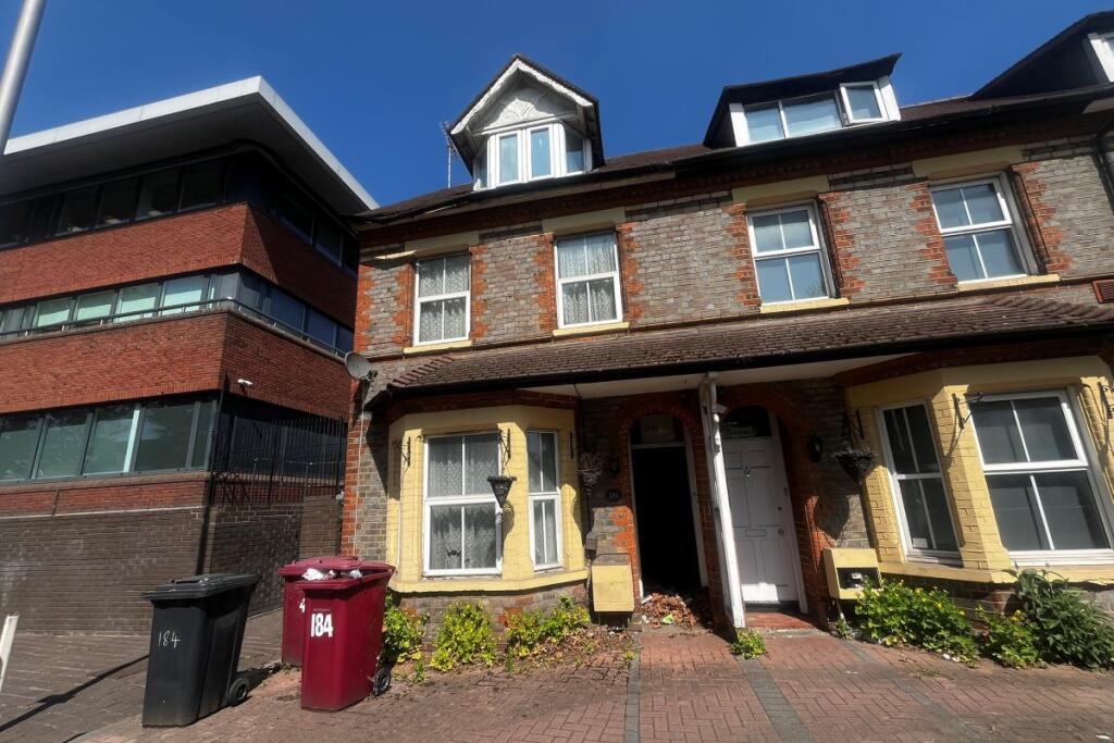 Main image of property: 184 Caversham Road, Reading, Berkshire, RG1 8AZ