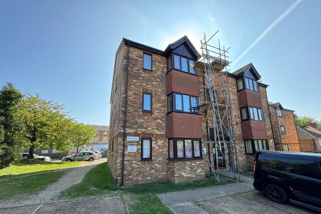 Main image of property: Flat 10 Tiree House, Franklin Avenue, Slough, Berkshire, SL2 1DJ